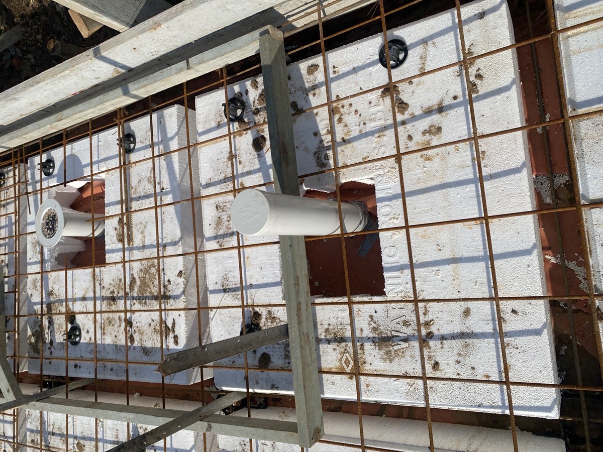 Mesh against pipework, Austral